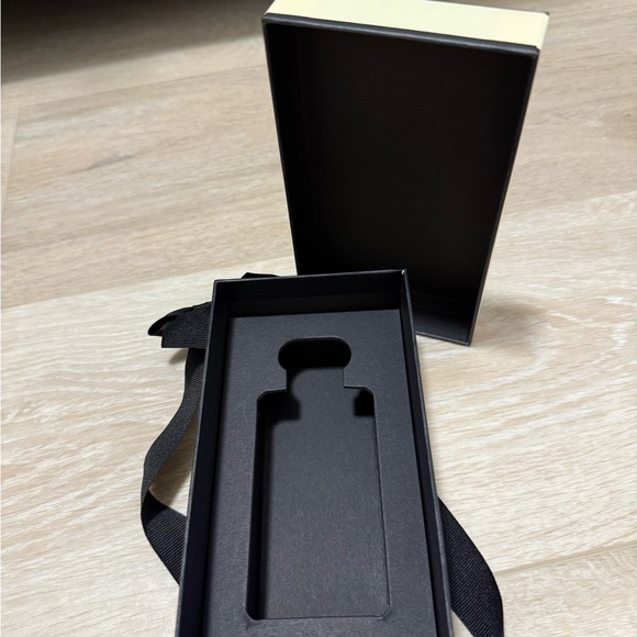 Jo Malone London Gift Box with Black Ribbon - Picture 3 of 3